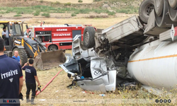 Petrol yüklü tanker devrildi: 2 yaralı